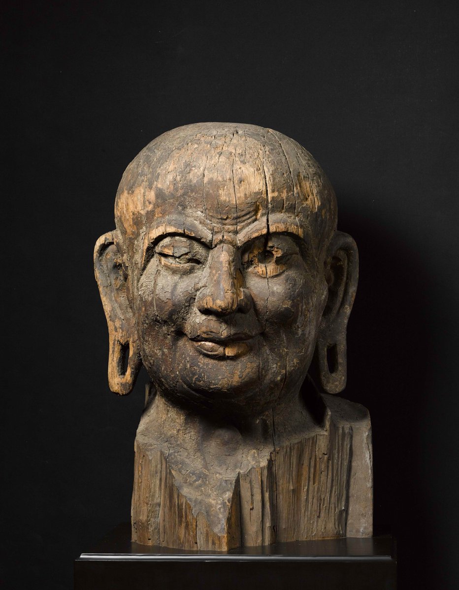 #MuseumMomentofZen 🪵🪵🪵 Wooden statues of the Tang dynasty are extremely difficult to preserve. With this 77 cm high wooden head of Kashyapa, one can imagine its giant body. Although the bright gilding and color paint faded over time, the beauty of the wood grain endures.