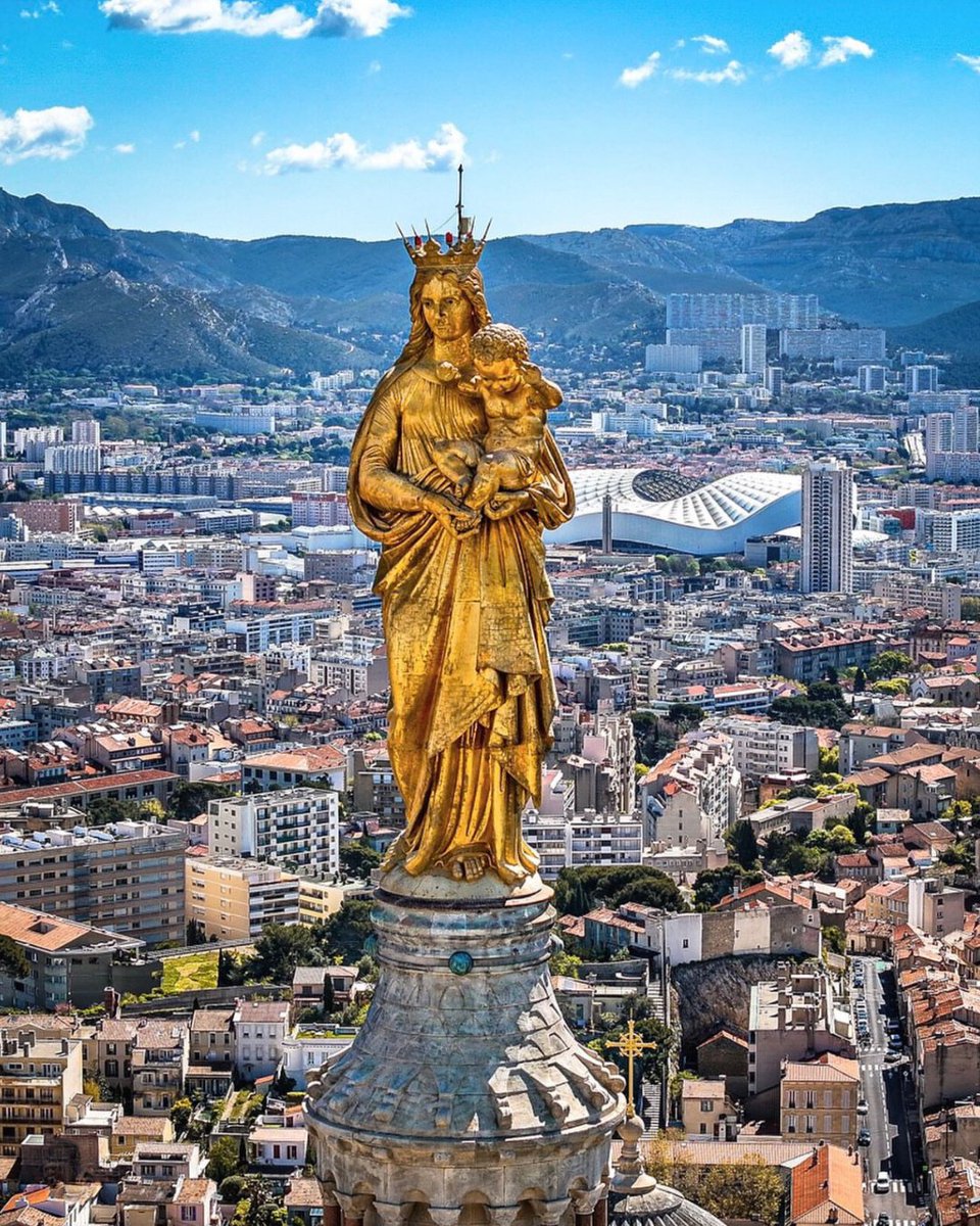 Le cœur de Marseille. Quand on voit la Bonne Mère, on se sent chez nous. 💙 . The heart of Marseille. When we see the Bonne Mère, we feel at home. 💙 📸Merci @‌world_walkerz pour cette majestueuse photo#marseille #choosemarseille #visitmarseille #fenetresurmarseille