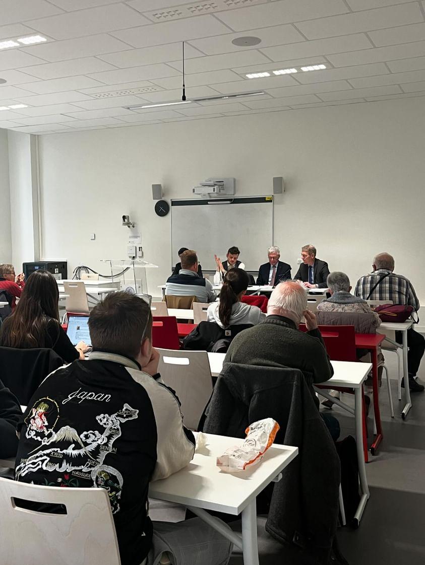 MEuropeen51's tweet photo. Une belle première conférence à l'ICP-#Reims afin de présenter les enjeux des élections #Europeennes2024 , ainsi que la campagne portée par la coalition @europepourdebon ! 🇪🇺  #europepourdebon https://t.co/lrrmIcQJbT