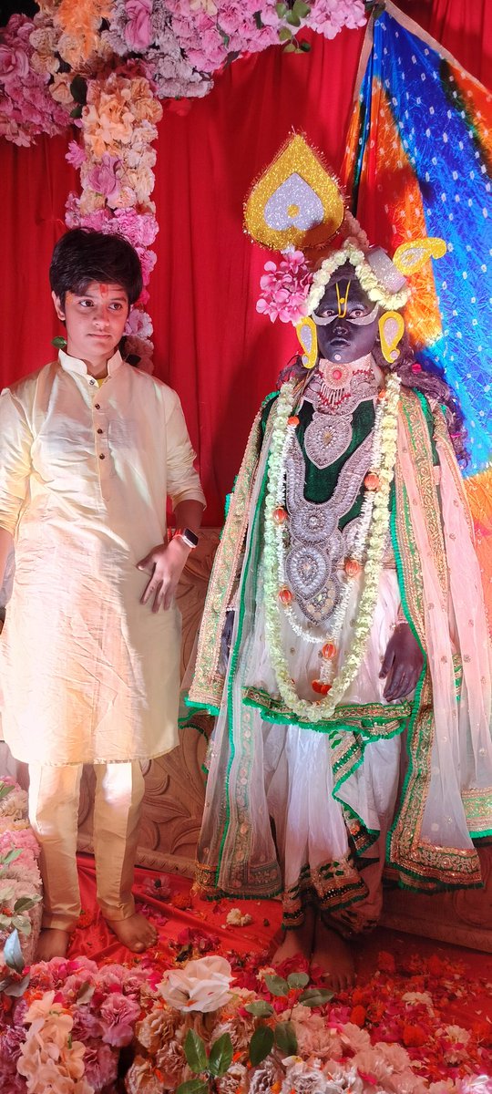 tomarramrss's tweet image. गोवर्धन स्वरूप की झांकी में स्वयंसेवक ओम तोमर को नहीं पहचान सके ,खुद ओम तोमर की मां 10 रूपये चढ़ाकर दर्शन कर लौट आई ,मगर पहचान ना संकी @RSSorg 
@friendsofrss @AgraLeaks