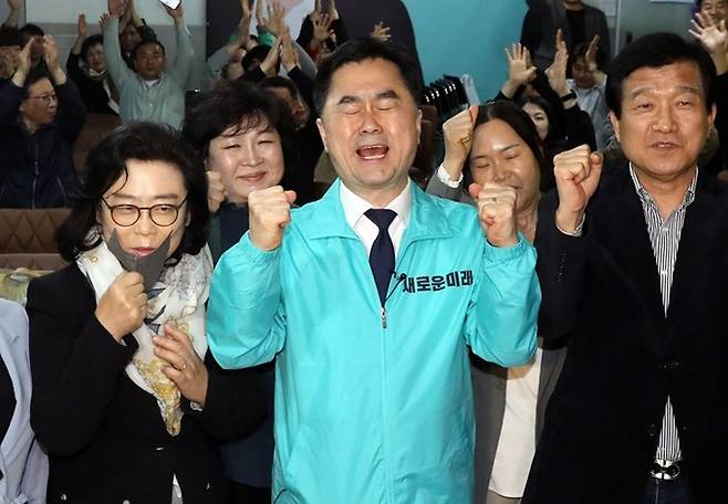 [경고]
민주당 당원들이 경고한다
잔당 수박들이 김종민이 돌아오라 아우성?? 잔당 수박들이 정신못차렸군아
복당 하려면 이잼대표께 석고대죄하고 마음에 각오로 단지 이잼께 충성혈서 제출후 당원 여론조사로 결정해야
특히 이낙연이는 상위 조건을 수락한다 해도 NO다 
잔류 수박들 당직 NO다