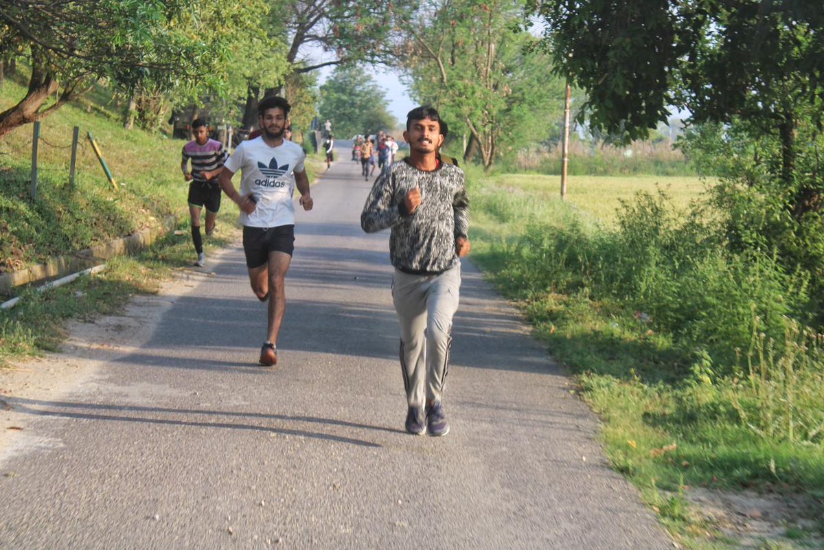 Saluting the valour of our heroes on the 25th anniversary of #KargilVijayDiwas, #IndianArmy organized a 'Run for Fun' event in village #Hamirpur, #Akhnoor, honouring the bravery and supreme sacrifice of our bravehearts. #RunForFun @adgpi @NorthernComd_IA