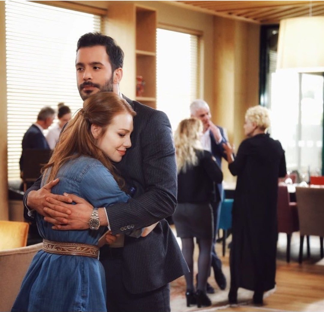 Günaydın...

Gününüz şahane geçsin 🖤🧡

#ElçinSangu #BarışArduç #KiralıkAşk @elcnsng @baris_arduc