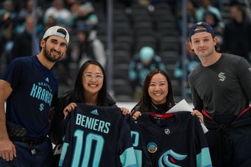 Borgen and Beniers pose for photo with fans