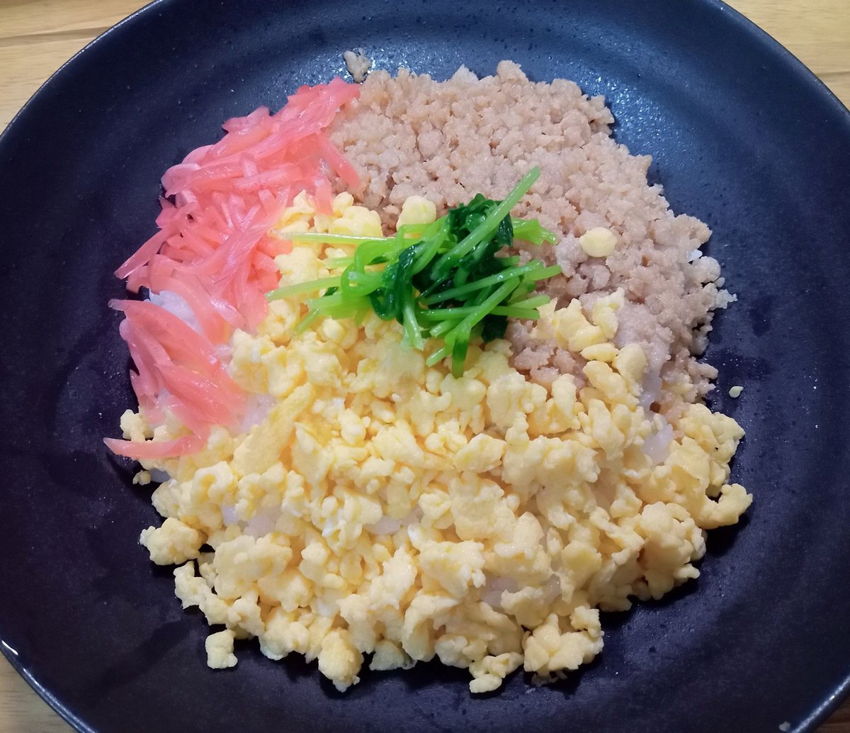 お腹一杯にするだけじゃあ エサになっちゃうよ 料理と一緒に会話や雰囲気も 味わうから食事なんだ だから尚更美味しい🍚🍜🍥🍝🍙🍛 #殺傷武器製造販売輸出反対 《 私に出来る料理 》 良く見たら丼物が多い(*/□＼*) まだまだレパートリーはあるんだけど ４種類しか乗せられない(*＞∇＜)ﾉ