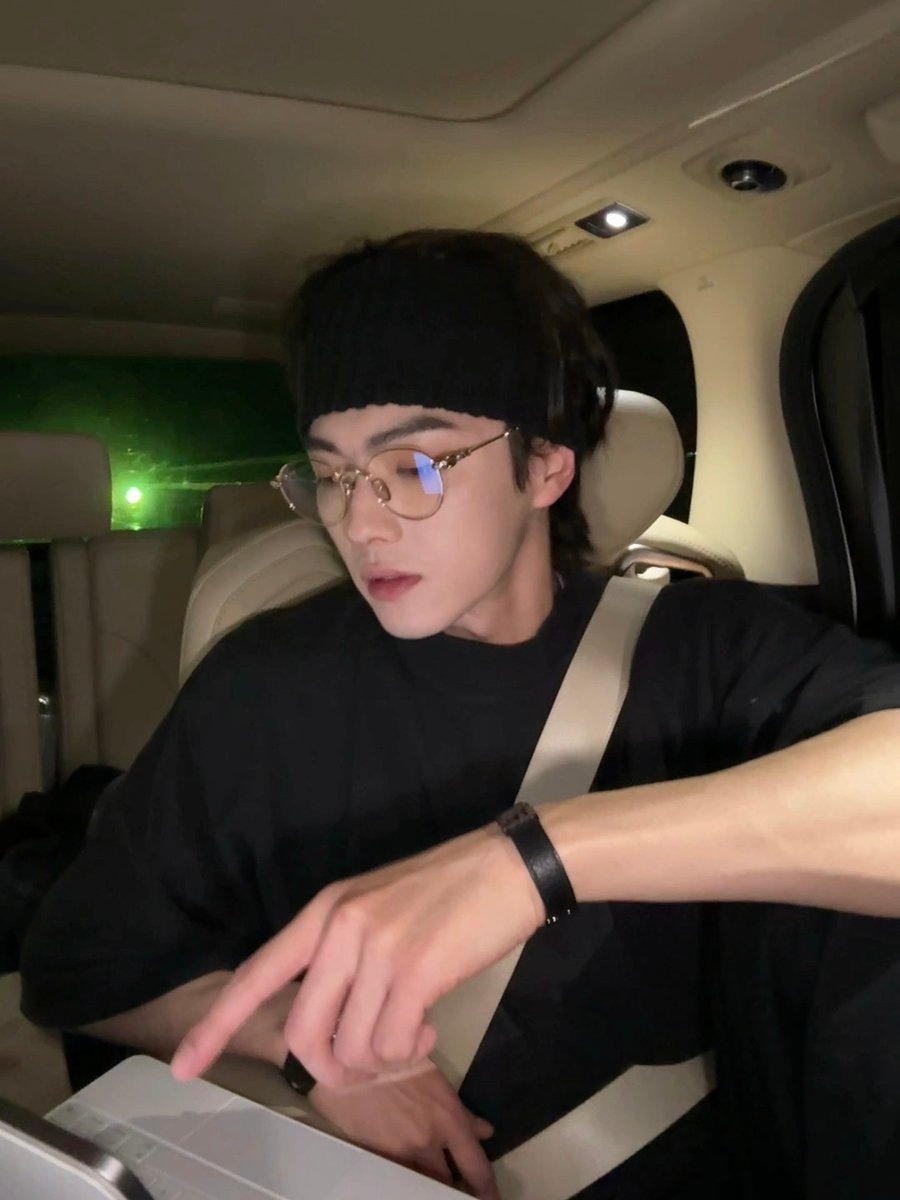 YoukuOfficial's tweet photo. 🖤All-black look is cool! #XuKai #许凯

#YOUKU #优酷 https://t.co/xp3sObXR1c