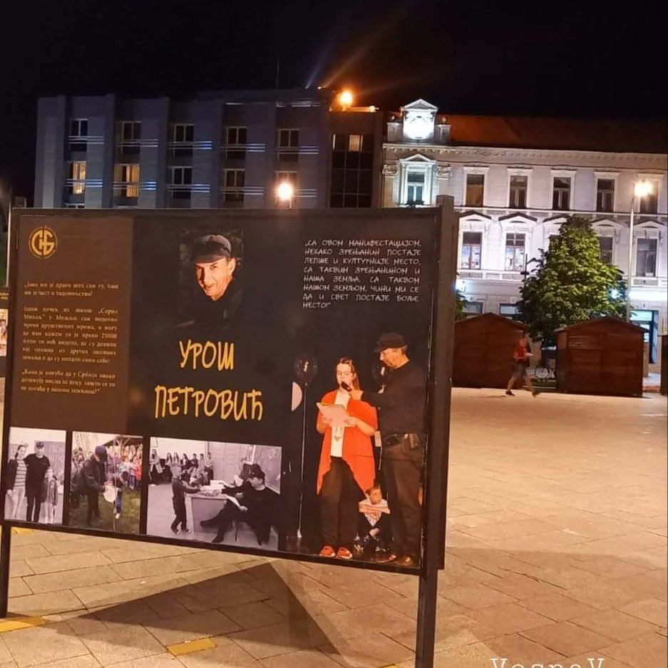 Zrbiblio's tweet photo. Alberto Mangel napisao je knjigu "Biblioteka noću", a  Vesna je fotografisala i biblioteku i izložbu biblioteke noću 🙂. Na vama je da izaberete u koje doba dana želite da je pogledate - uvek je tu, na Trgu slobode.
#50. Pesnička štafeta https://t.co/bPmu7MgEu9