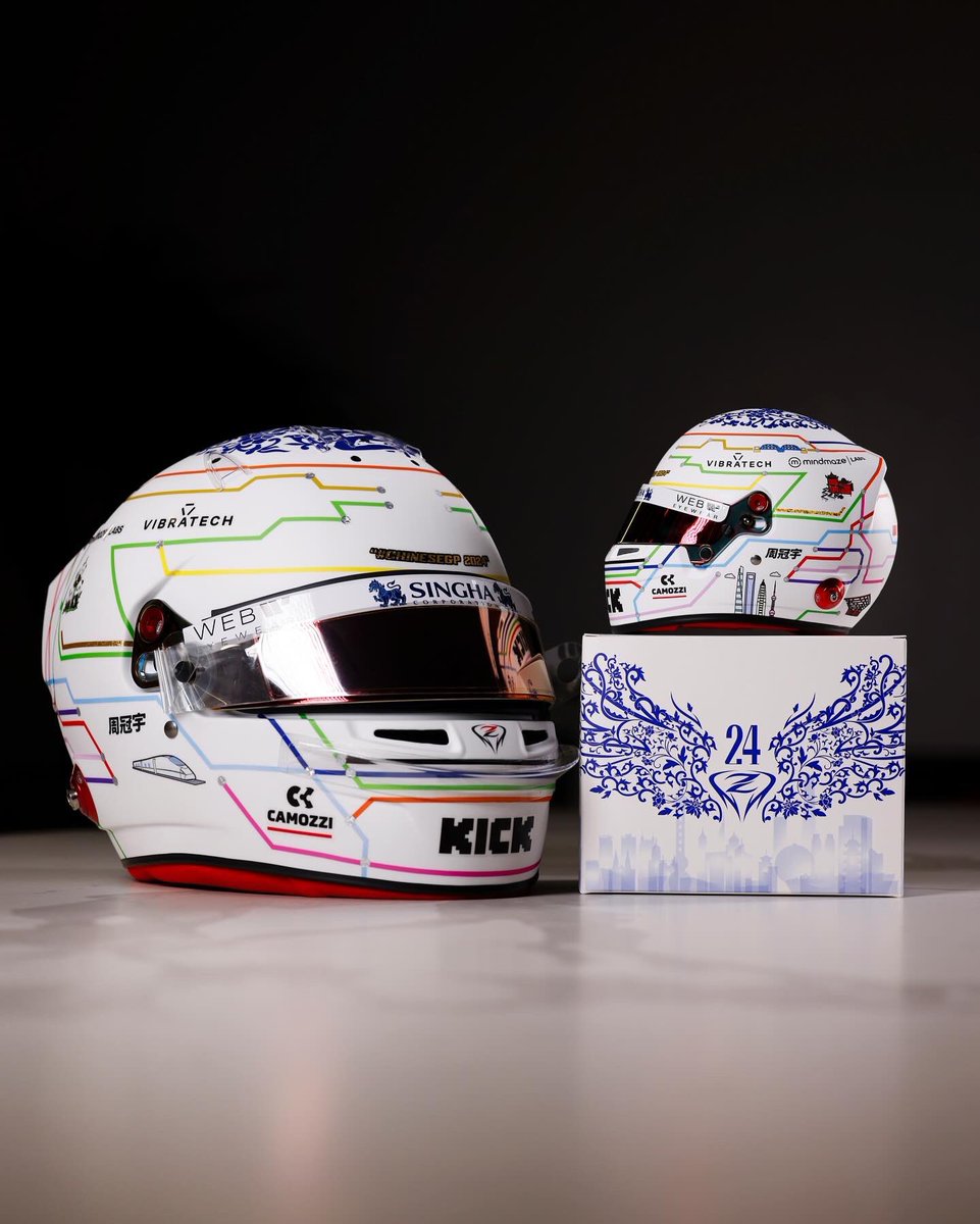 ElReyGuiri's tweet photo. 🚨 Así es el casco de Zhou para China, su GP de casa.

Y ha colocado una foto de cuando era pequeño con una bandera del Renault de Alonso. https://t.co/Nyva6Y0zJh