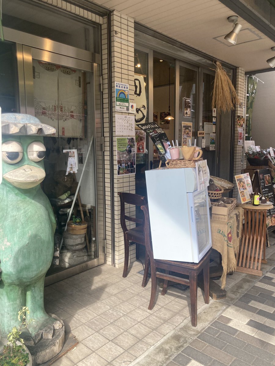 最近、浅草・合羽橋のカフェには海外のお客さんが増えた。海外のガイドさんは「カッパは日本の伝統的なモンスターで、カエルに似ている」って解説するんだけど、わかるけどなんか違う。でも訂正するほどの英語力もなく、もどかしい。