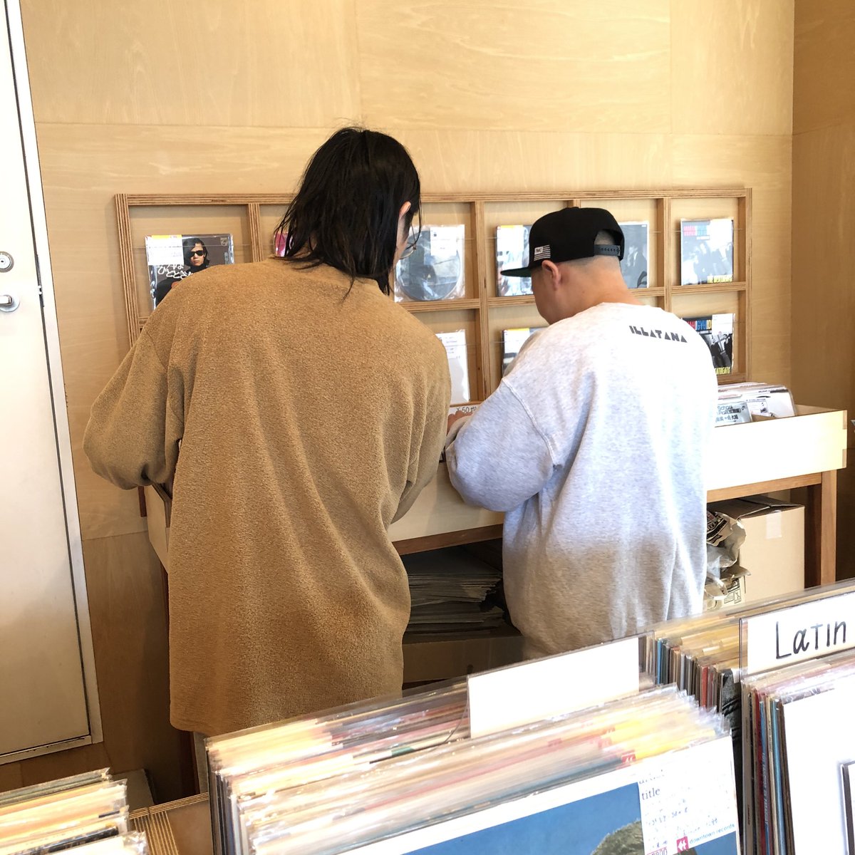 1時間遅れて開店しました。
SUPER VHSさん、やる夫さんご来店。
新作ミックスCD-R
「愛と生活のほとんどすべて」
が入荷しました。
¥1,000
レコード店は当店のみの取り扱い、
コメントカードはやる夫さんに書いて頂きました。
入岡さんやる夫さんありがとうございます！