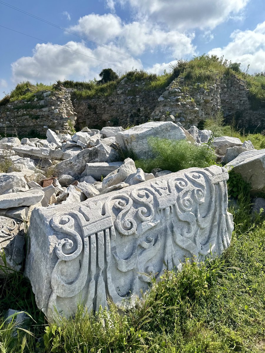 Siguiendo los pasos de Adriano, ayer visité la ciudad grecorromana de Cyzicus, en la que se encuentra el templo romano más grande del mundo. Como podéis ver, el yacimiento es simplemente sobrecogedor. Por su escala, por la cantidad de fragmentos de mármol y por su contexto.