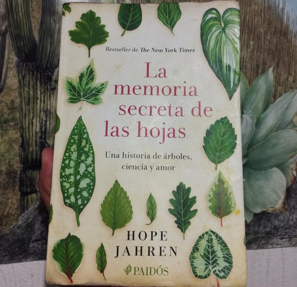 don_helecho's tweet photo. Una bonita historia de aprendizaje, crecimiento y mucho pero mucho conocimiento. Hope Jahren cuenta y enseña su pasión y amor por las plantas  y como esto ha impactado en su vida como científica 🌿

RECOMENDADISIMO. https://t.co/Jw9NigVq6w