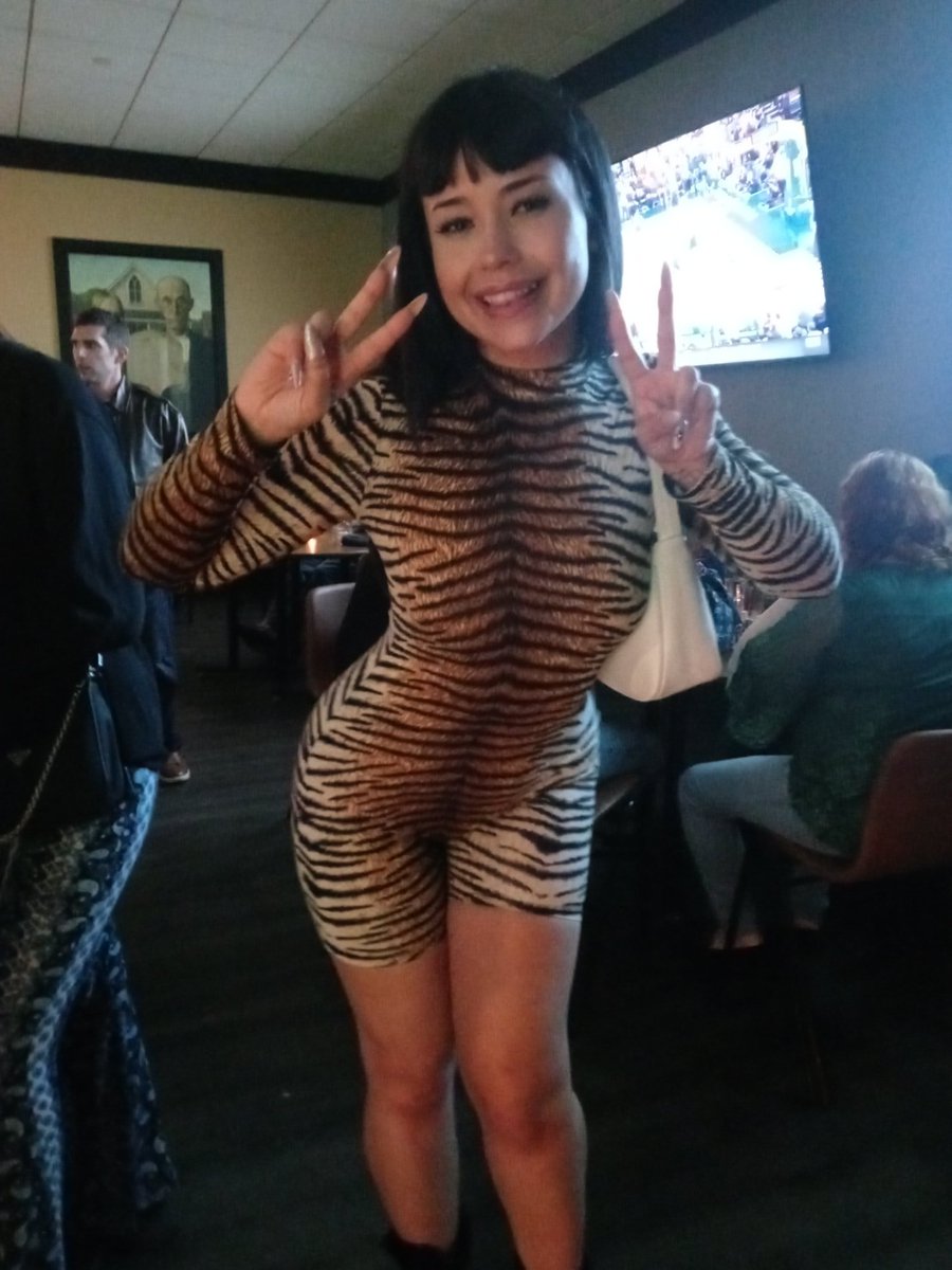 Hung out with @becthebarbie at the meet and greet for Chicago @EXXXOTICA Very cool with a kick ass outfit 🐯