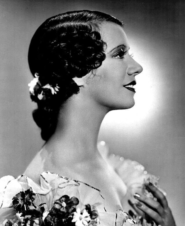Di Provenza … Lily Pons, the ⁦@MetOpera⁩’s great coloratura star of the mid 20th century, was born in Draguignan #OTD in 1898.