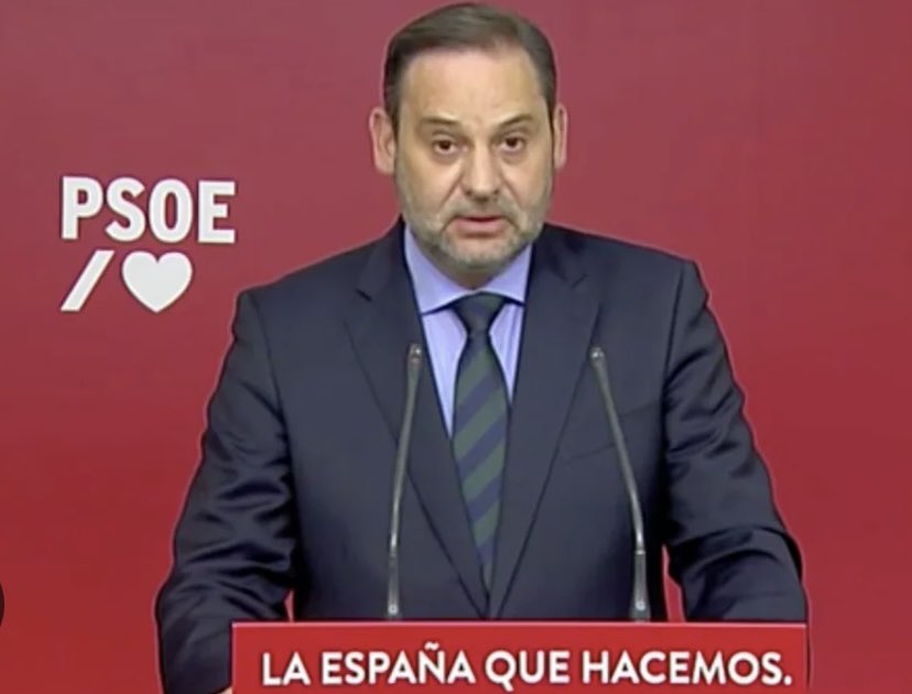 ¿Adivináis quién es el único político que el PSOE no ha pedido que comparezca en la comisión de investigación del caso Koldo? ¡El Sr. Ábalos, que según ellos no tiene nada que ver con el asunto! Dicen que van de limpios, pero el sanchismo es una banda de corruptos. Esto apesta.