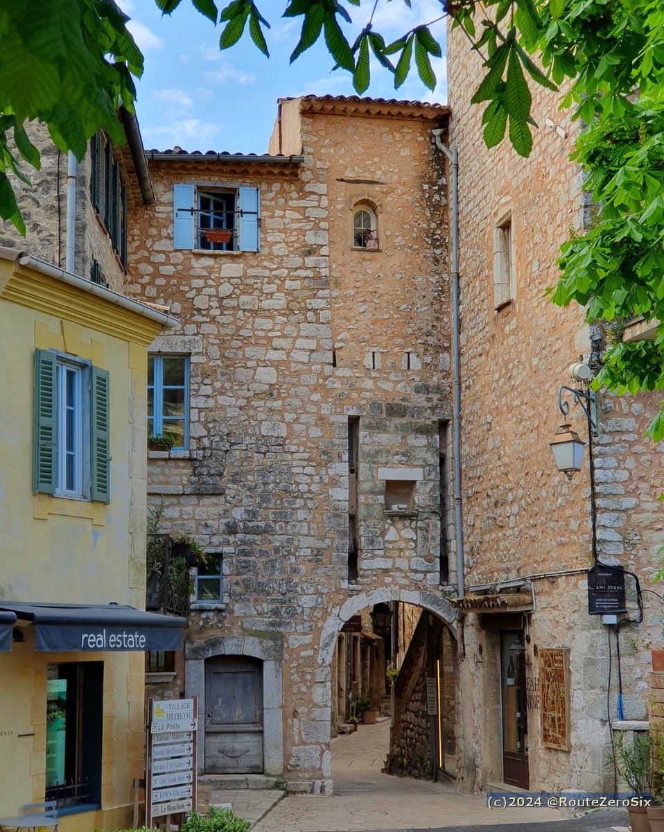 Porte EST du village de Tourrettes-sur-Loup (Alpes-Maritimes)

#TourrettessurLoup #CotedAzur #FrenchRiviera #CotedAzurFrance #AlpesMaritimes #BaladeSympa #Provence