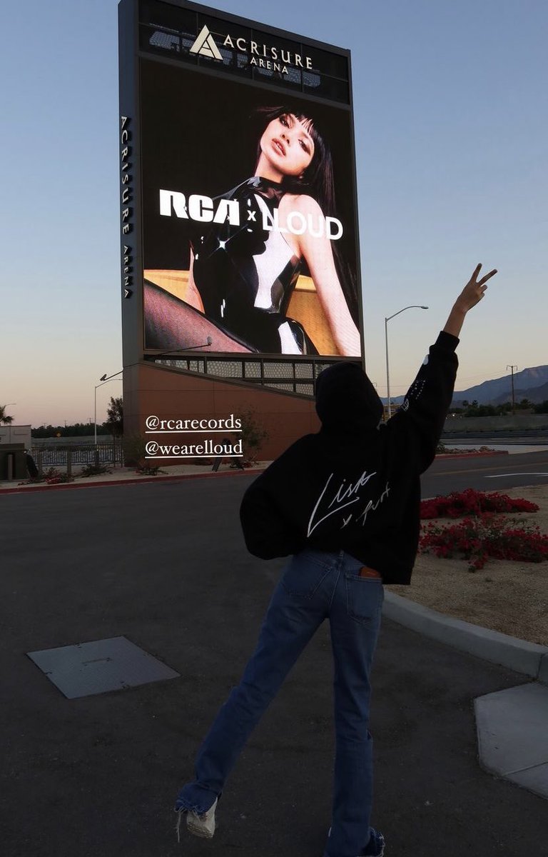 lisa with her billboard 🫶