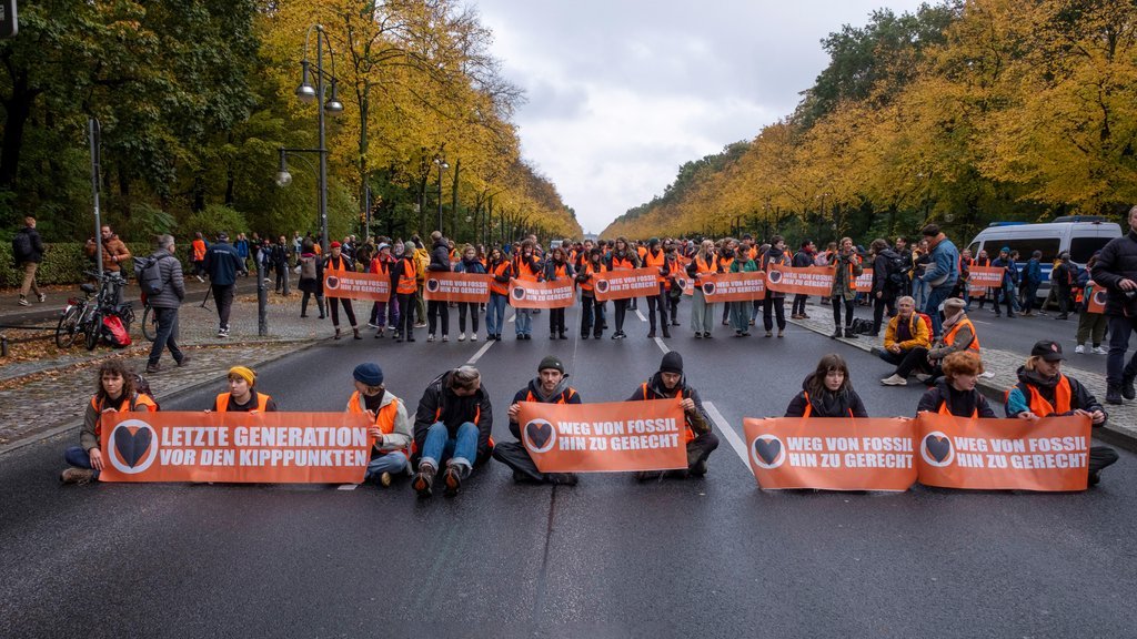 @FcukMandate Wenn's wenigstens Schaafe wären! Mir kommen sie leider eher so vor wie Lemminge......😏