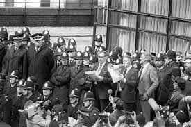 #OnThisDay 1984. Arthur Scargill outside the union headquarters in Sheffield gives the result of a meeting of the NUM executives who ruled out a national ballot on the #MinersStrike The vote against a ballot was 12 votes to 8.