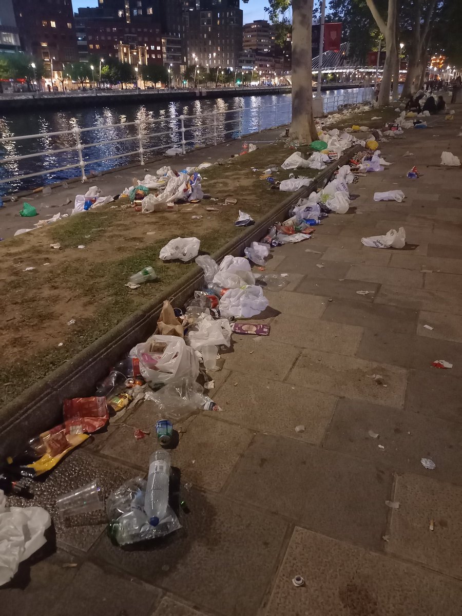 Midnight in Bilbao after #Lagabarra2024 Got up this morning and it's been cleaned up. Fantastic work!