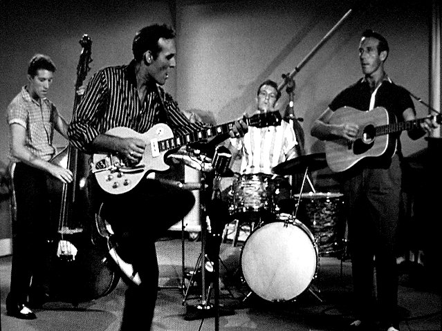 In 1955 begon Johnny Cash bij Sun, nam Elvis Kolonel Parker onder de arm, maar leerde de wereld ook Carl Perkins kennen. De King of Rockabilly had dat jaar een hit met zijn nr Blue suede shoes. #carlperkins #nonkelmuziek