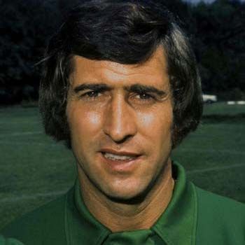 Remembering former #ChelseaFC keeper & #legend Peter Bonetti (#330) who passed away #OnThisDay in 2020 aged 78. 'The Cat' made 729 1st-team appearances keeping 208 clean sheets for #CFC between 1960-79 See his full profile here: buff.ly/48t1Kt3 #CFCHeritage