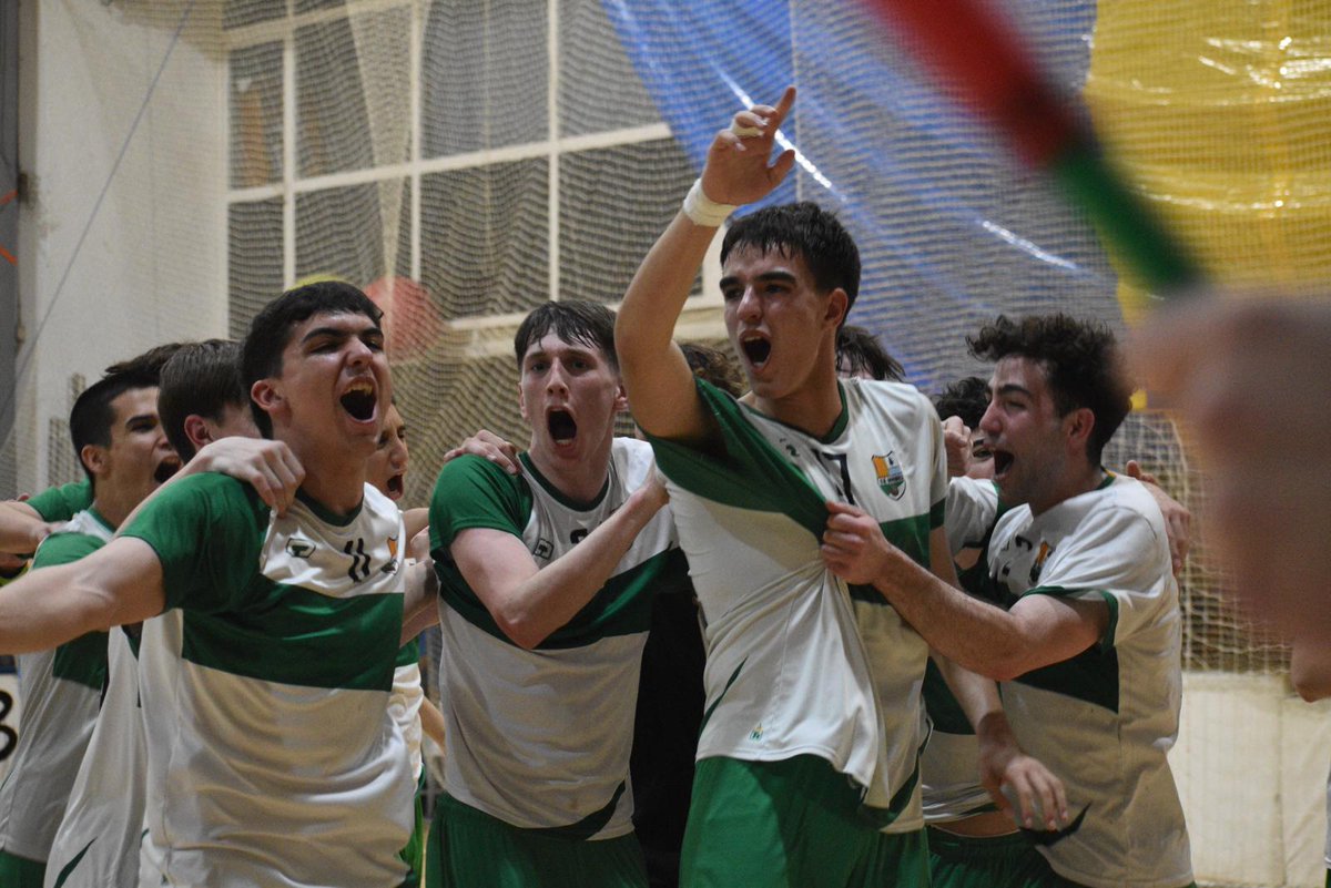 handbolbordils's tweet photo. Gran victòria dels juvenils al #Top6cat davant @UESarria77 que els classifica per la fase de sectors del Campionat d'Espanya.
Grandíssim partit, emocionant fins el darrer segon, que va acabar 27-28. Ambient extraordinari a la graderia que els jugadors no oblidaran👏 https://t.co/PhElbGUWpU