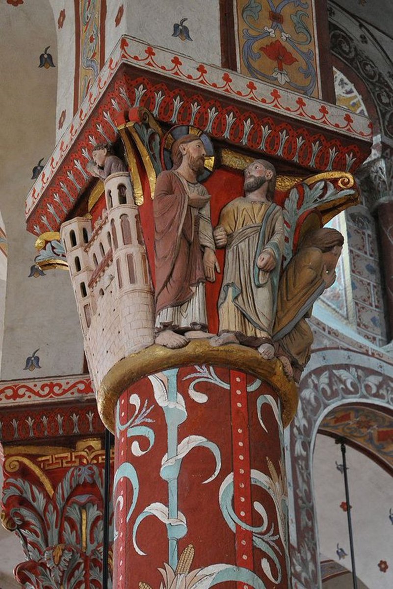 The risen Christ appears to an astonished disciple in this painted Romanesque capital on a column at Church of St Austremoine d’Issoire, France. You can also see the Heavenly Jerusalem, far L. The church dates back to the 12C, and was restored in the 19C flickr.com/photos/monesti…