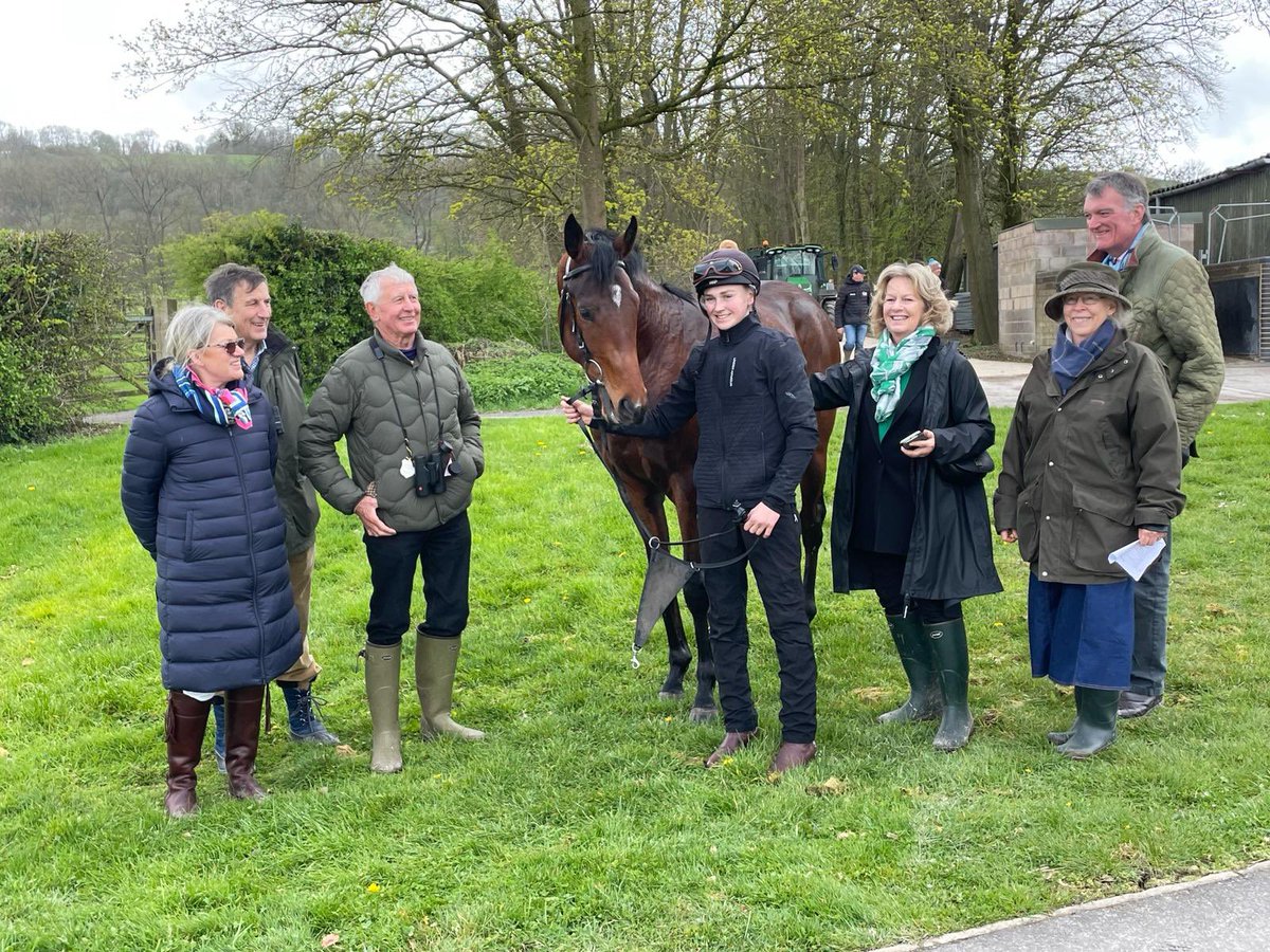 Another brilliant morning down at Kingsclere to see FAST SOCIETY and the unraced FANTASY WORLD Regular yard visits are just one part of the experience at KVT and are always accompanied by a delicious lunch! 🔵🔴⚪️