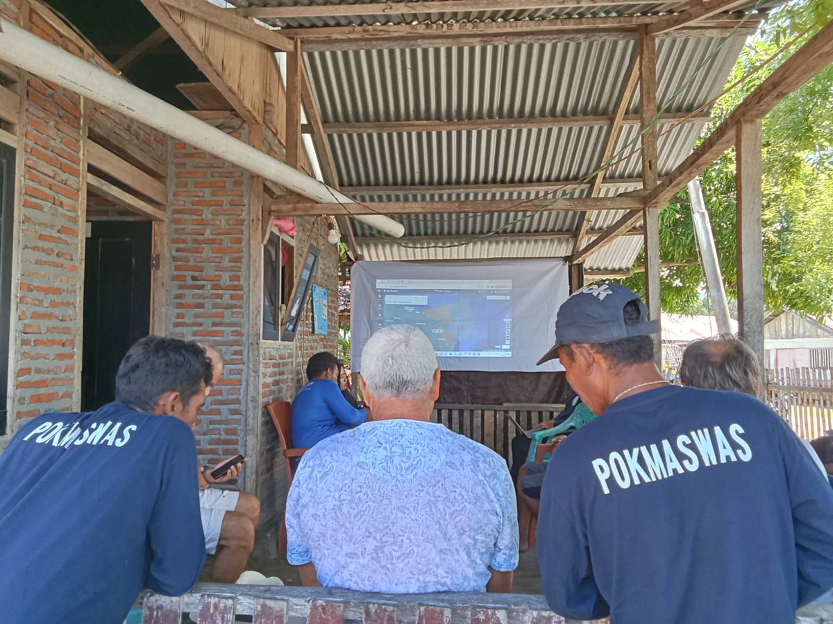 Our team at #BlueAllianceBanggai is implementing new strategies to enhance #patrolling efforts in our #MarineProtectedAreas. 🛥️ The rangers were trained to use the #EarthRanger app, allowing them to provide updates on #MPA and fishery law violations and marine wildlife sightings.