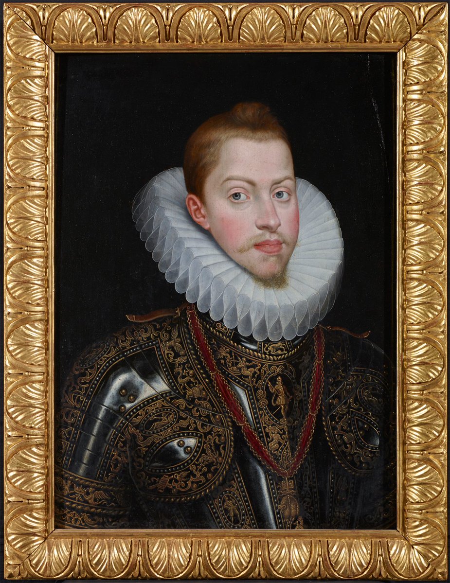 🎂Felipe III, cuarto hijo de Felipe II y su cuarta esposa, Ana de Austria, nació el 14 de abril de 1578. 🖌️Juan Pantoja de la Cruz hizo este retrato hacia 1603. La armadura se conserva en la Real Armería de #Madrid. Puedes ver el cuadro en #LaGalería ➡️ bit.ly/GCCRR