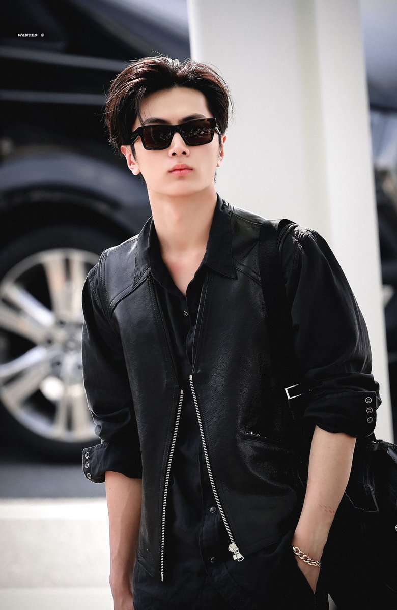unIeashedesire's tweet photo. These pics of Jay looking so fine,,, https://t.co/y7kbIhTles