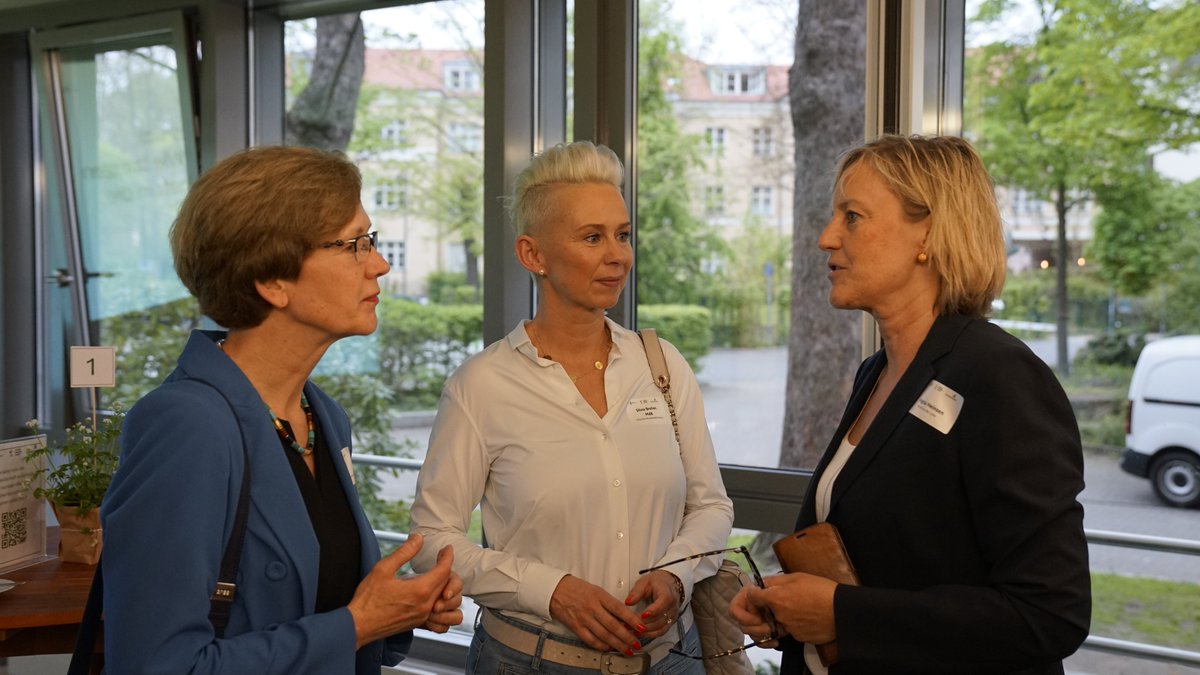 Netzwerkfrühstück zum Thema 'Wie bringen wir die #Landwirtschaft in die Gesellschaft' ausgerichtet durch @agrifoodsociety, Landwirtschaftliche Rentenbank und DBV. Vielen Dank an alle Teilnehmerinnen aus Politik, Verbänden und Landwirtschaft für den wertvollen Austausch!