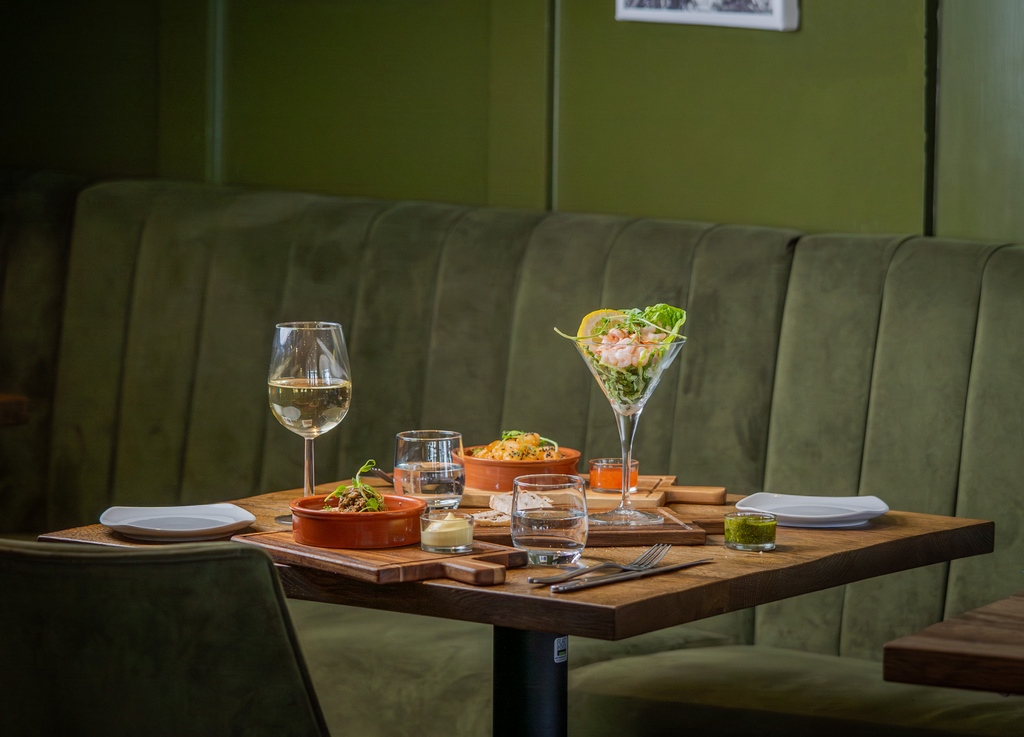 Tregarthens's tweet photo. Evenings never looked so good 😋
Perfect treat after a day's walking. Tables available Monday to Saturday between 6 and 8.30pm and on Sundays available from 12.30 until 8pm.
Book a table by calling us on 01720 422540 or email reception@tregarthens.com
#walkscilly #tregarthens https://t.co/33DgRyy8UI