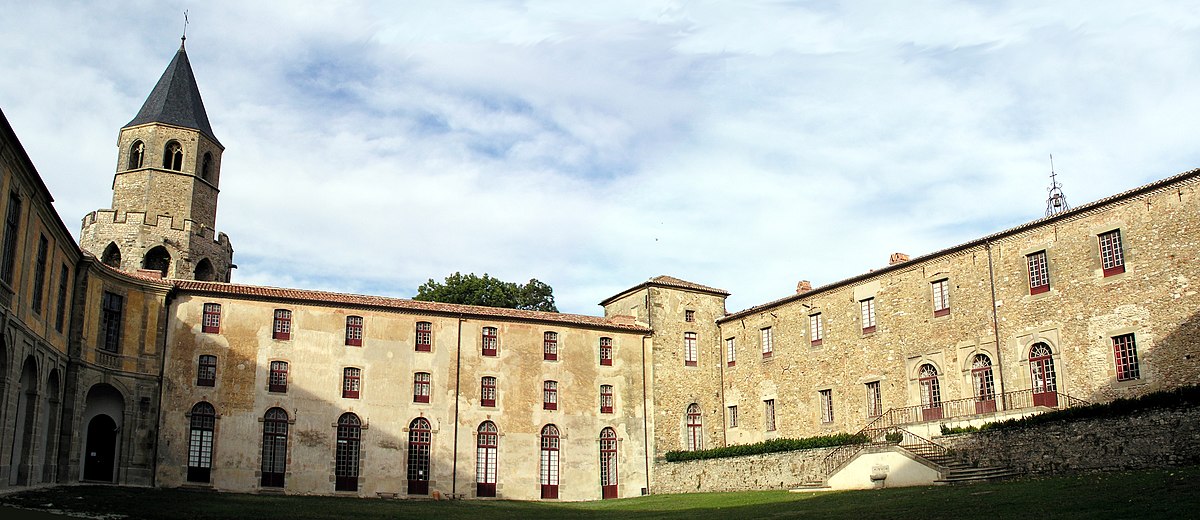 📖 Ce matin avait lieu l'assemblée générale de l'association des anciennes #écolesroyalesetmilitaires de France, présidée par #StéphaneBern dans la magnifique abbaye-école de #Sorèze (Tarn). Un cadre parfait pour fêter les 3 ans du réseau et préparer les projets de 2024 🇫🇷