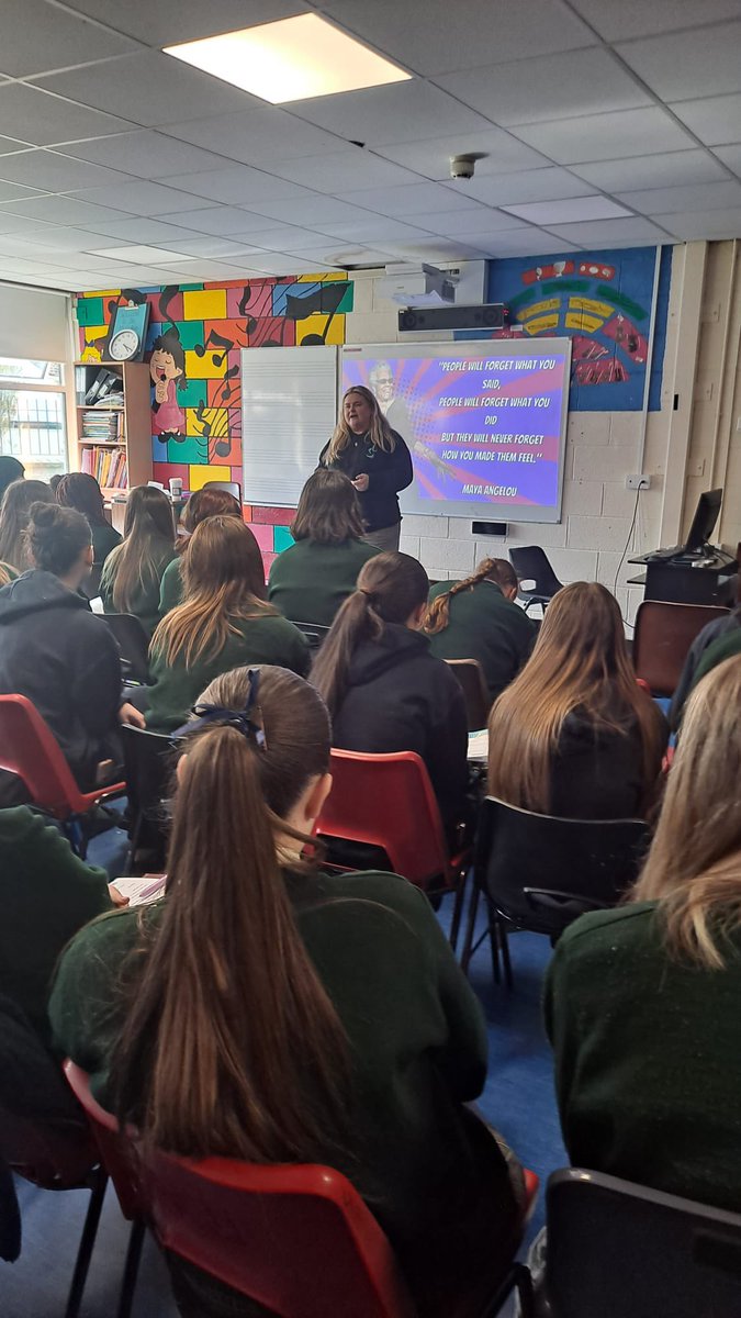 Today, 2nd years had a talk with the lovely Natasha from @shonadotie covering topics from stress and anxiety to friendships and the power of saying 'sorry.' @lecheiletrust1