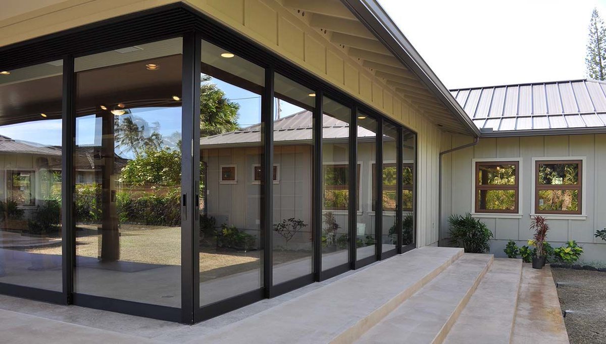 This 90-degree multi-slide door by Western Window Systems (@westernws) opens up an indoor space to the outside without the need for a connecting post. buff.ly/3vaBlN7