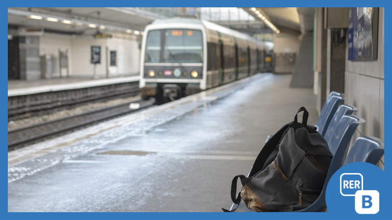 [👜 Bagage oublié] Lorsque vous montez ou descendez du train, pensez bien à vérifier que vous avez toutes vos affaires avec vous. #bagageoubliétraficperturbé #RERB