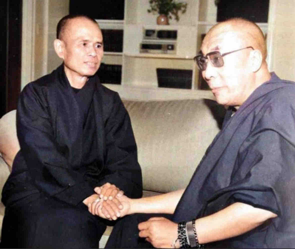 The message of our buddhist practice is simple and clear: “I am here for you.”
#ThichNhatHanh #LamaSuryaDas #TheAmericanLama #ThichNhatHanh #HHDL #HisHolinesstheDalaiLama #WisdomandCompassion #AwakeningtheBuddhaWithin