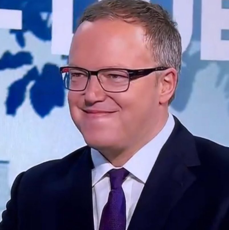 „Herr Höcke, es heißt Thüringer Waldquell Maracuja“
„ICH HABE THÜRINGER WALDQUELL MARACUJA GESAGT!“
„DU HAST FANTA JESACHT DU SCHEIẞ WESSI“