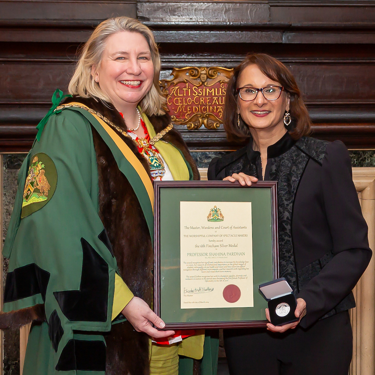 Congratulations to Professor Shahina Pardhan from ARU for receiving the prestigious Silver Fincham Medal from the Worshipful Company of Spectacle Makers! Find out more here: ow.ly/MFUU50Rc9Vi #Optometry #ShahinaPardhan #ARUProud