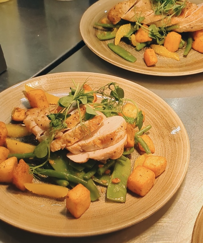 Have you tried our Warm Chicken Salad from the NEW #springmenu? 🐔🥬

This is a fresh and #tasty dish combining free-range #chicken breast with a green bean, hazelnut and orange salad and parmentier potatoes 🌰

Delicious!

#menu #foodlover #foodiebristol #foodiesofbath