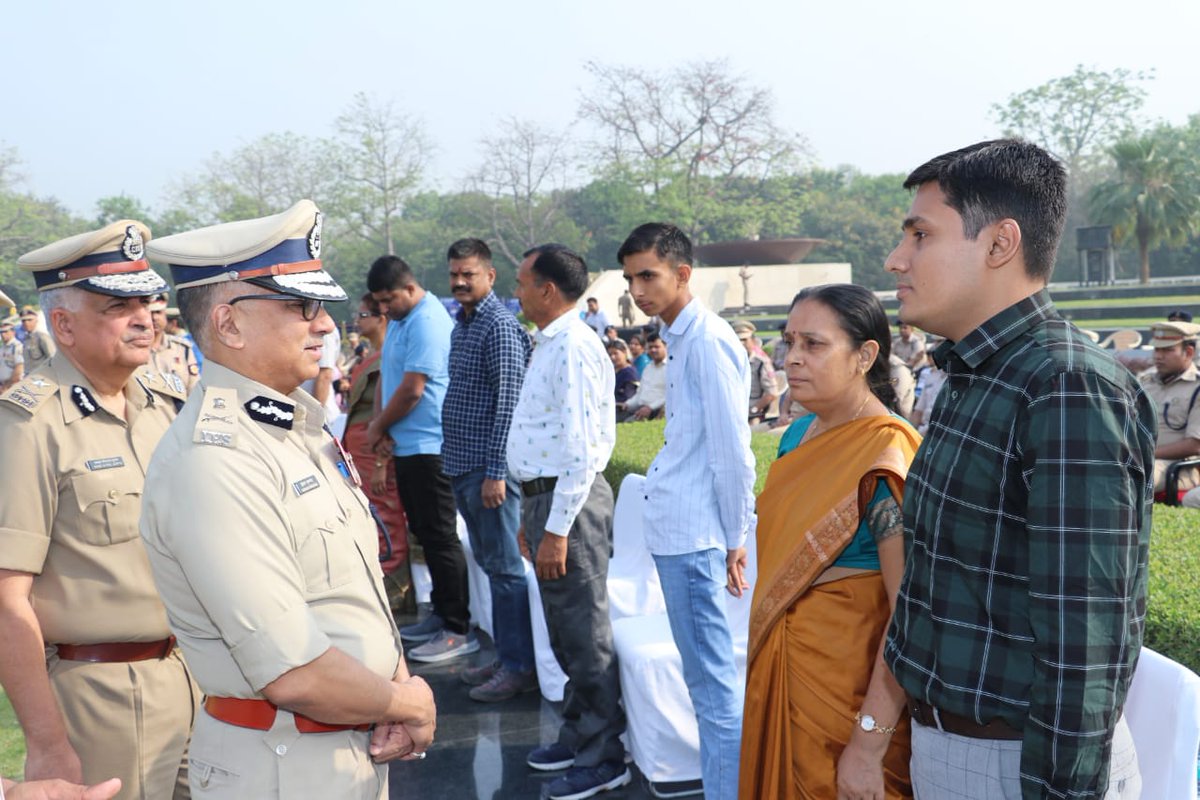 #CISF ADG/North Shri Kundan Krishnan and Sr. Officers interacted with family members of #CISFbravehearts who laid down their lives at the altar of duty during a special program organised to pay homage to bravehearts @ NPM Chanakyapuri, New Delhi. @BharatKeVeer @HMOIndia