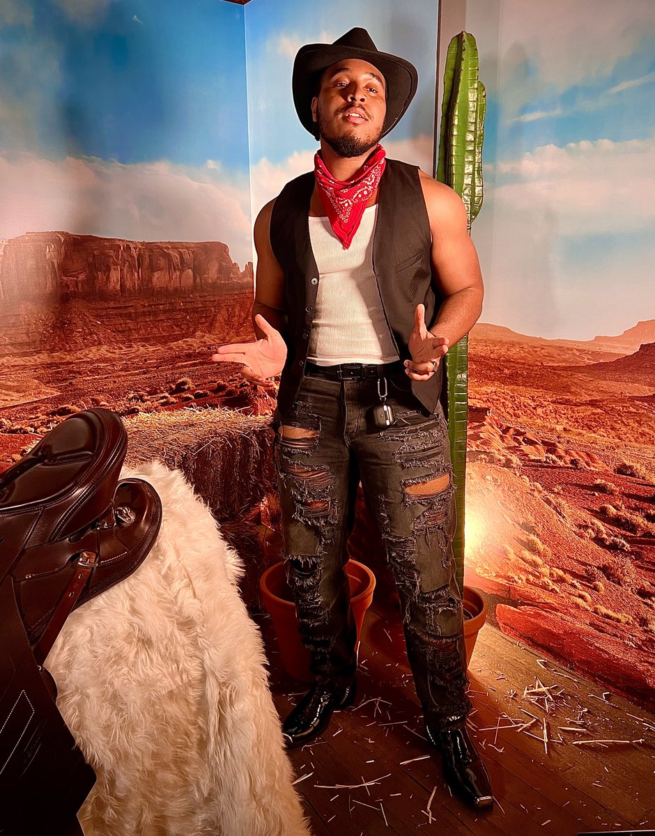 ok_devries's tweet photo. #ClubCowboy was in full swing just in time for my bday! #COWBOYCARTER #Toronto https://t.co/4hTCB5eXDT