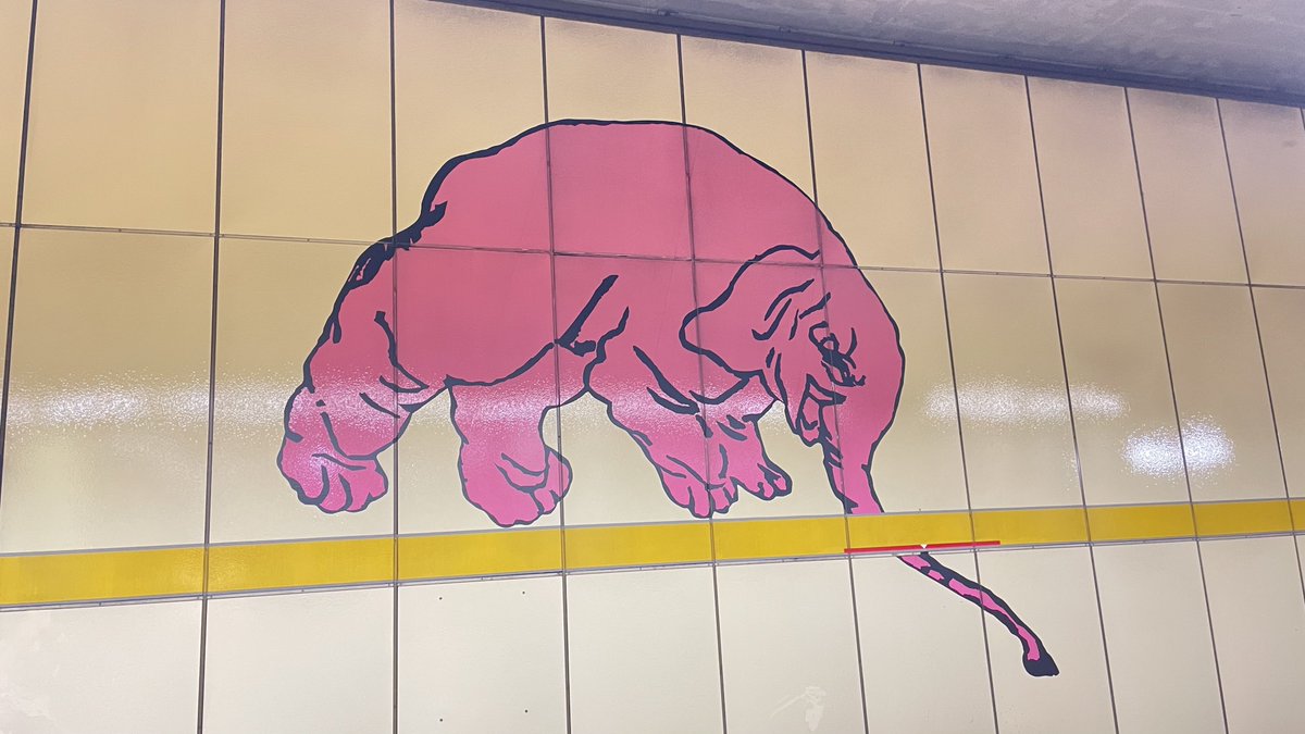 東山公園駅の壁画、ほかの動物は絵なのにコアラだけ写真なのスキ