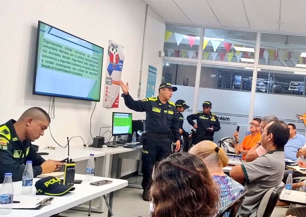 comgeser's tweet photo. La @PoliciaCali con el liderazgo del Comandante de Estación de la Comuna 17 y su equipo de trabajo , vienen fortaleciendo los frentes de seguridad  @AlcaldiaDeCali  , Lo que ha permitido mejorar la percepción de seguridad en algunos sectores.@alejoeder @SeguridadCali https://t.co/ePJAowwVsj