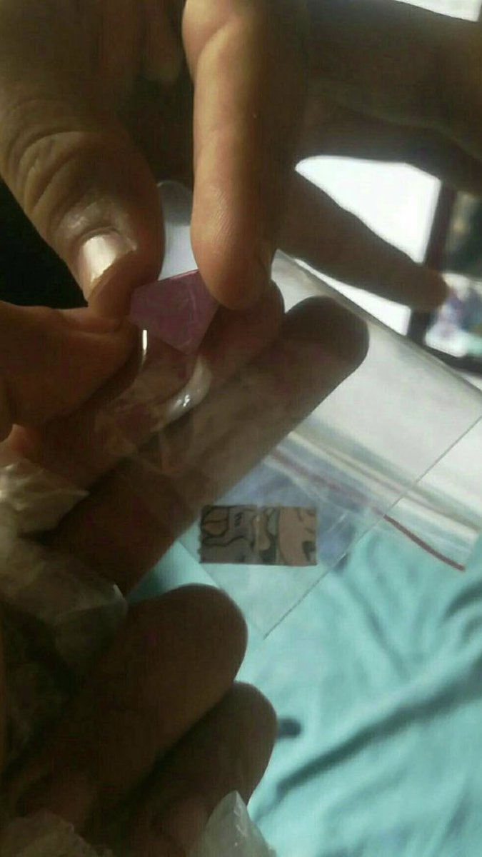 “este lsd me tiene jugando twister en el suelo”