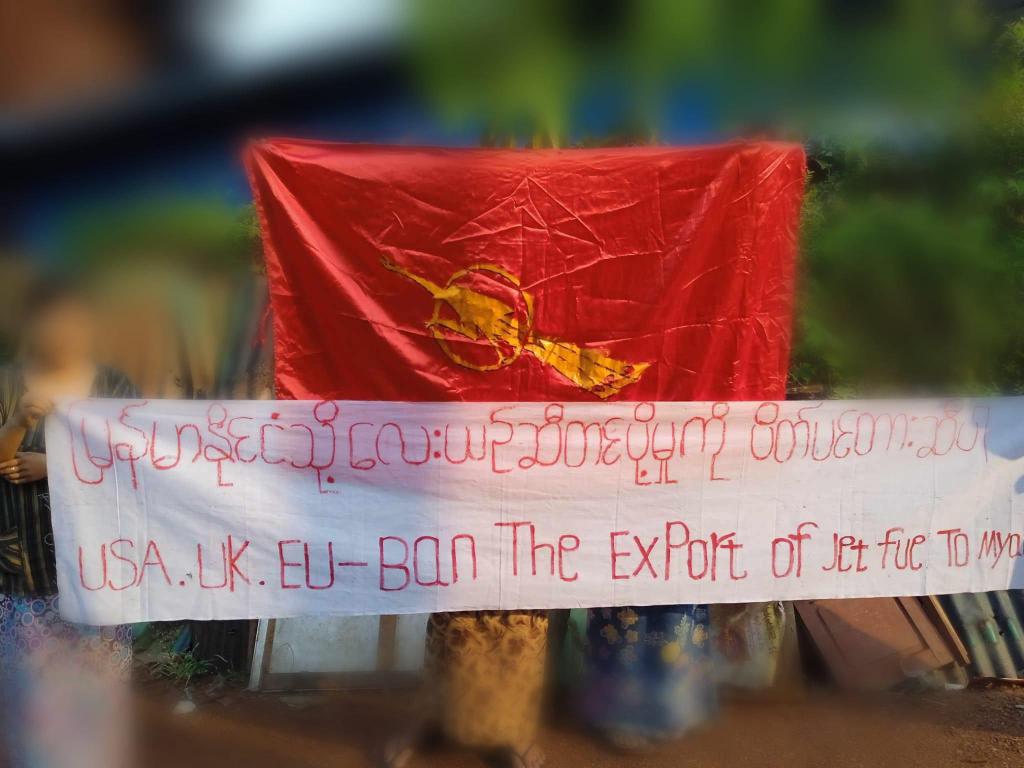 Local residents from a village of #LaungLone Twp, #Dawei , staged the banners & called @GOVUK @USTreasury @HumanRightsCtte @UKParliament , #US , #UK and #EU to #BanJetFuelExportsToMM on Apr12.   #SanctionAviationFuel #WhatsHappeningInMyanmar