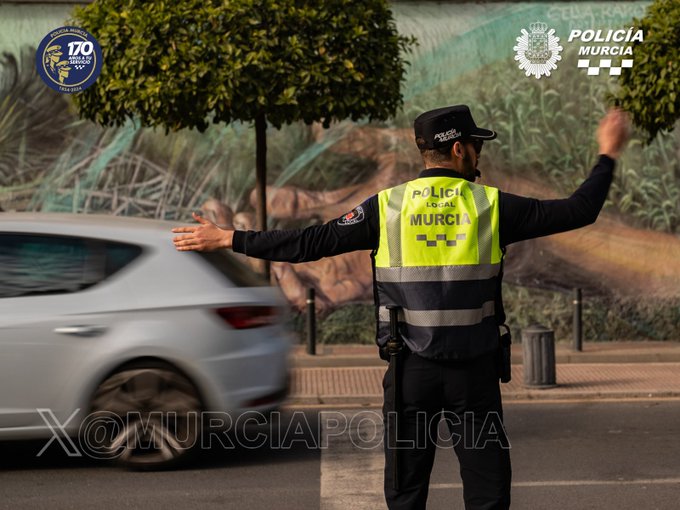 #BuenosDias Por fin es #viernes y ya no queda nada para el #findesemana Nuestros agentes ya se encuentran en los colegios e institutos, asegurando un entorno seguro para los más pequeños. Si nos necesitas 📞092 #FelizViernes