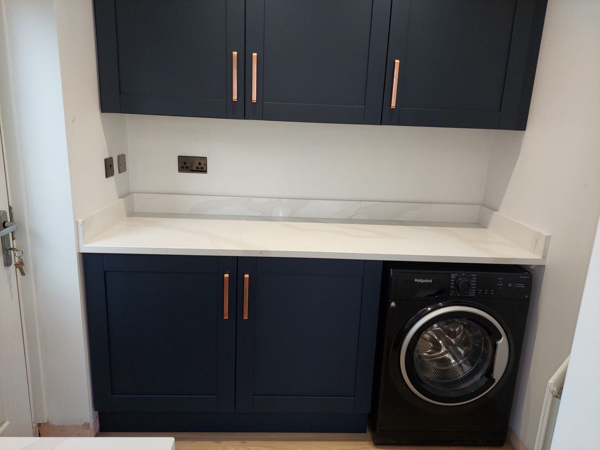 Check out this fabulous Dylan Indigo kitchen we just completed! Featuring Calacatta Gold Worktops/upstands/hob splashback, alongside Camden D Handles in Antique Copper, Caple Mode Copper Sink, & Caple Avel Twin Lever copper tap, this kitchen is a modern dream come true! #hytal